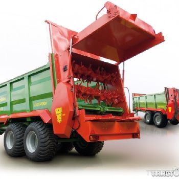 Trailer for spreading manure