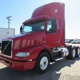 2013 VOLVO VNM64T-200
