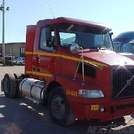 2004 VOLVO VNM64T-200