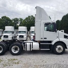 2013 VOLVO VNM64T-200