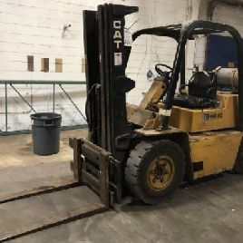 6000 lb. Cajón # V60E, carretilla elevadora a gas LP, mástil de 3 etapas, desplazamiento lateral, horquillas de 48 ", # 10525