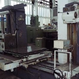 Máquina de taladrar mesa con palo de ajuste.