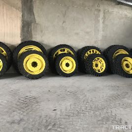 Neumáticos finos con llantas para el azadón.