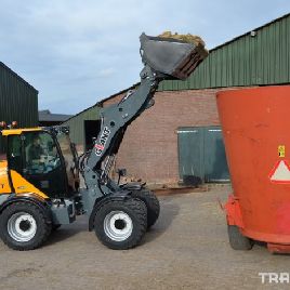 GIANT loader model V761T