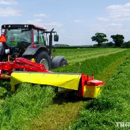 Montado y cortadoras de disco delanteros modelo NOVACAT Poettinger