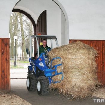 MULTIONE MULTIONE wheel loader equipped with a baler clip