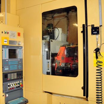 Hobbing and slotting machine - combines LIEBHERR LCC 150