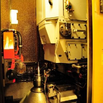 Hobbing and slotting machine - combines LIEBHERR LCC 150