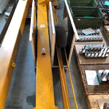 Crane system Abus columns and wall mounted crane