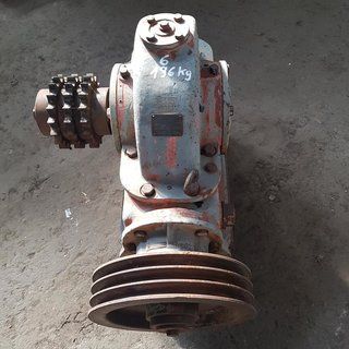 B13867 i: 25 helical gearbox
