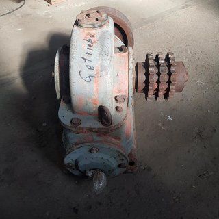B13867 i: 25 helical gearbox