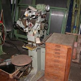 Manual sharpener for tips