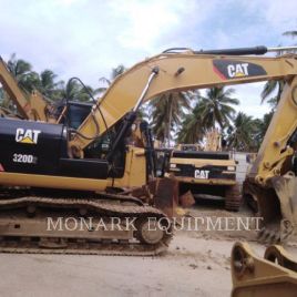 CATERPILLAR 320D2