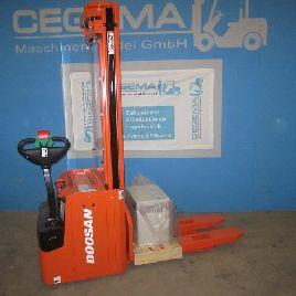 Apilador Doosan LEDS 16 / used