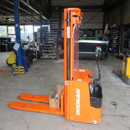 Apilador Doosan LEDS 16 / used