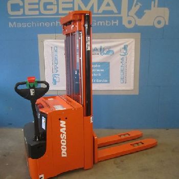 Doosan LEDS 16 stacker / used