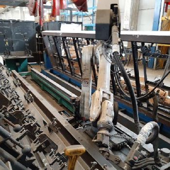 Double welding lathe with 6-axis robot