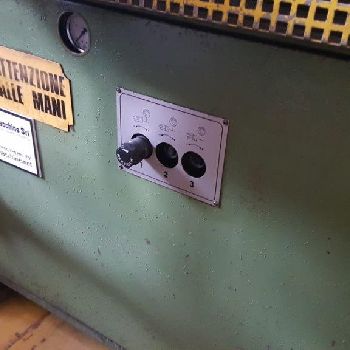 Belling machine for flues