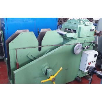 Reel with straightener