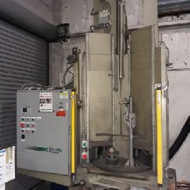 CLEMCO INDUSTRIES CORP GRIT BLASTING CABINET Handling