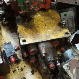 Distributeur hydraulique pour CASE 688