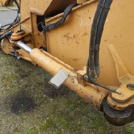 Offset cylinder for CASE CX210B