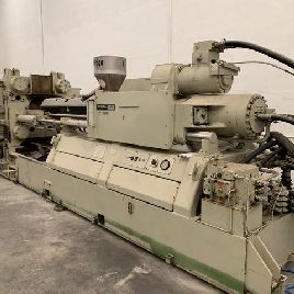 Demag D560 Injection moulding machine