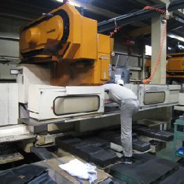 Centro de mecanizado Makino FNC1710-A30 - vertical