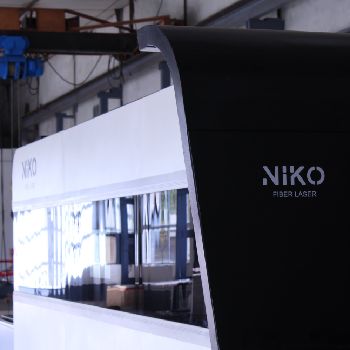 NEW 2000W IPG/Raytools Optics, 3015 fiber laser cutting machine, full enclosure, exchange table