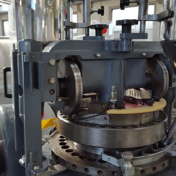 Manesty BB3B Rotary tablet press
