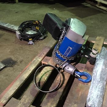 Pillar jib crane ABUS LS 200 with vacuum lifting device