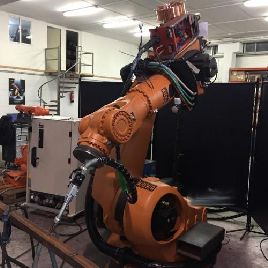 Kuka Kr150 krc2 con cloos quinto 353 Fuente de energía sinérgica Robot industrial