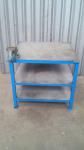 Banco de trabajo metálico con 2 estanterías y 1 tornillo.