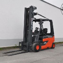 Linde E25L with triplex mast