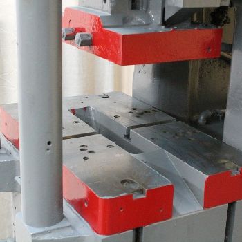 Minster Model B1-32 1" Stroke 32 Ton Gap Frame Press W/24X 15 Bed 700 Spm (#15724); Minster Model B1-32 1 Stroke 32 Ton Gap Frame Press W/24X 15 Bed 700 Spm