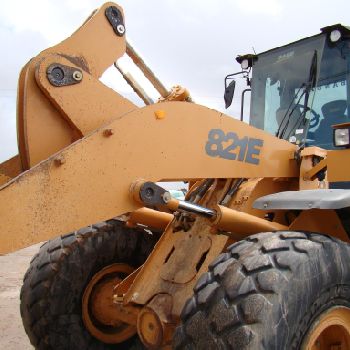 PALA LOADER CASE 821 E