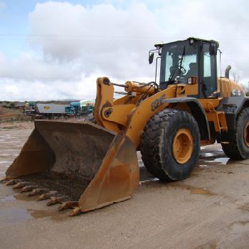 PALA LOADER CASE 821 E