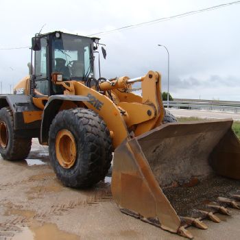 PALA LOADER CASE 821 E