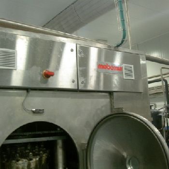 Mobemur automatic can seamer with vacuum.