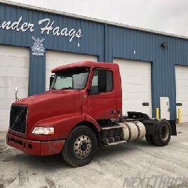 2004 VOLVO VNM42T-200