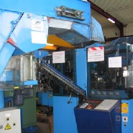 PET stretch blow molding machine