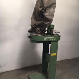 Chip suction for saws