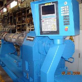 Compounding extruder