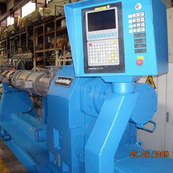 Compounding extruder