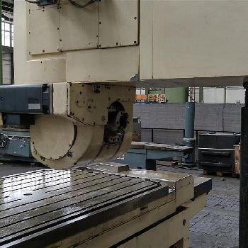 Universal milling and boring machine
