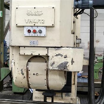 Universal milling and boring machine