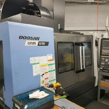 Doosan #DNM5700, 30+1 SMTC, 41" X,22 Y,20 Z, 12k RPM, #40, Fanuc I, probe, 2017, #81696