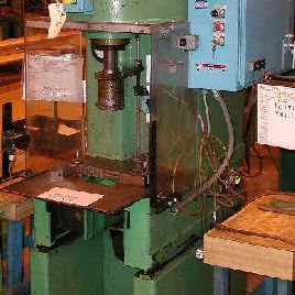 8 toneladas, Denison # FG8C02, cama de 12 "x 20, 12 tiempos, 18 DL, controles manuales Ergo, actualización elec., 1985, # 13972