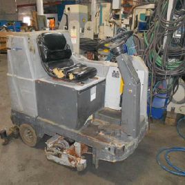 Advanced#3200C, ride on floor scrubber, 28" scrubber, squeegee with vacuum retrieval, 2000