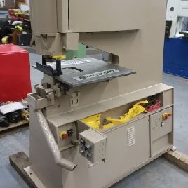 60 toneladas, Kingsland # 60P, punzón de estación simple, mesa de 24 "x 24, 24 thrt, 2 str, 40 ht de mesa